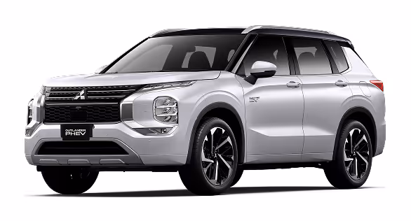 SUV prata Mitsubishi Outlander PHEV vista frontal em ângulo, sobre fundo branco.