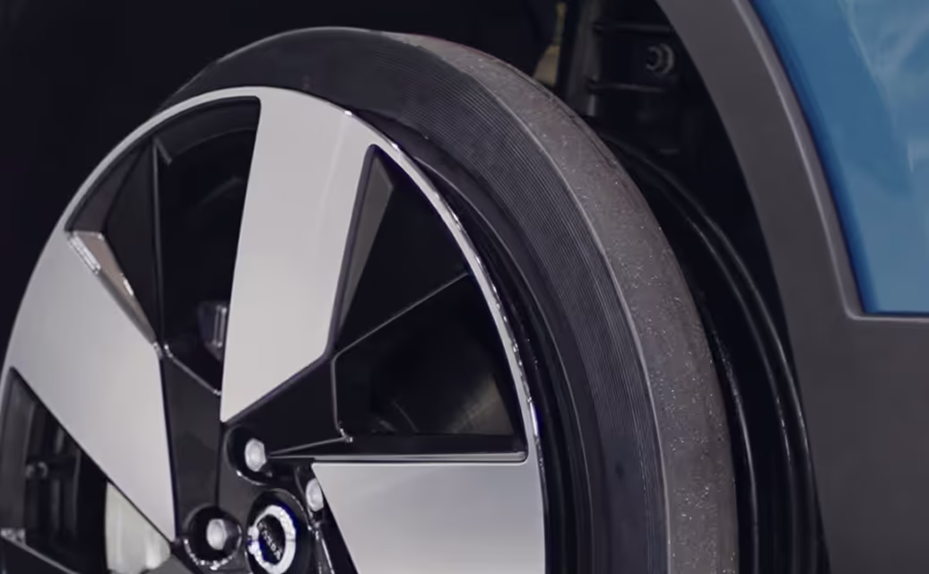 Close-up de uma roda de carro com acabamento preto e prata.