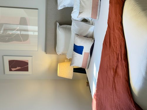 Chambre avec lit décoré Hôtel Les Manoirs des Portes de Deauville