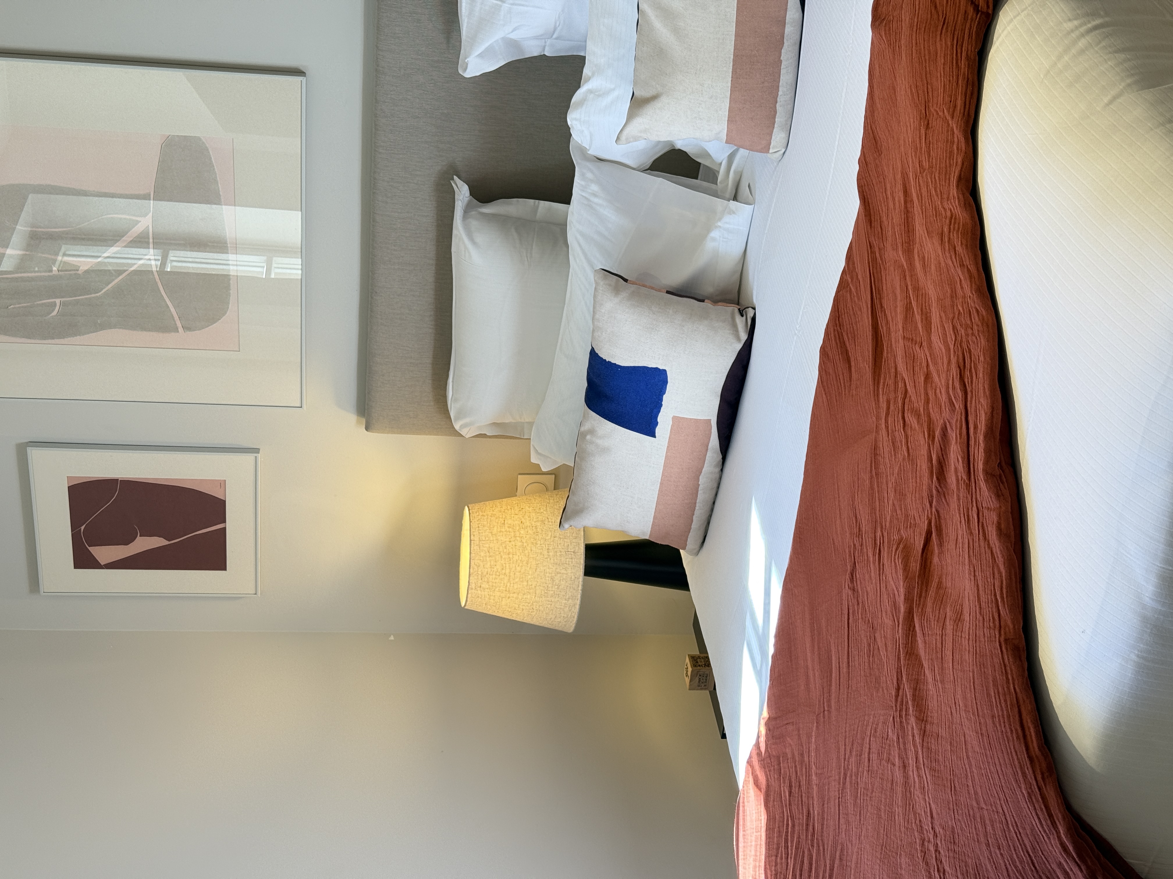 Chambre avec lit décoré Hôtel Les Manoirs des Portes de Deauville