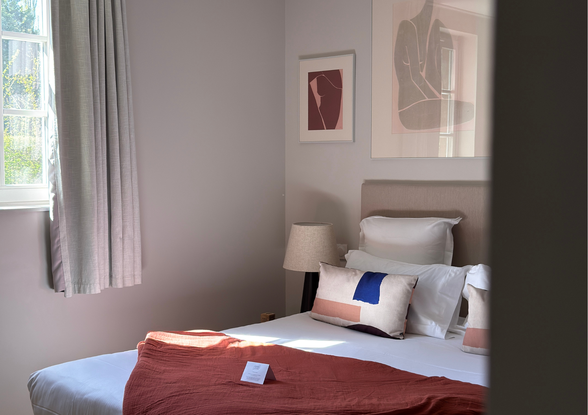 Camera con letto decorato Hotel Les Manoirs des Portes de Deauville