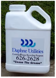 Conteneurs d'huile alimentaire usagés distribués par Daphne Utilities