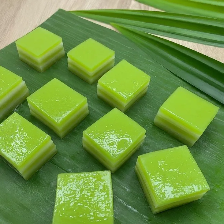 Steam the cake over high heat for quick cooking and to prevent it from becoming soggy.