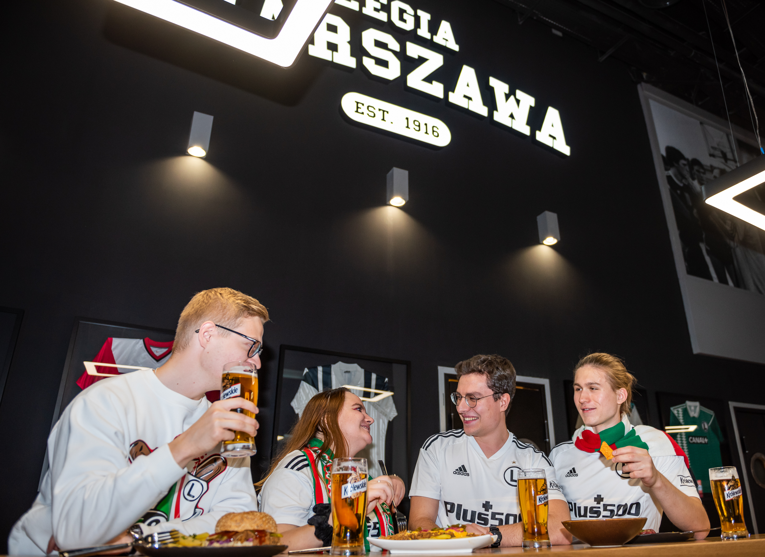 Bar, toast, ludzie, kibice, zabawa