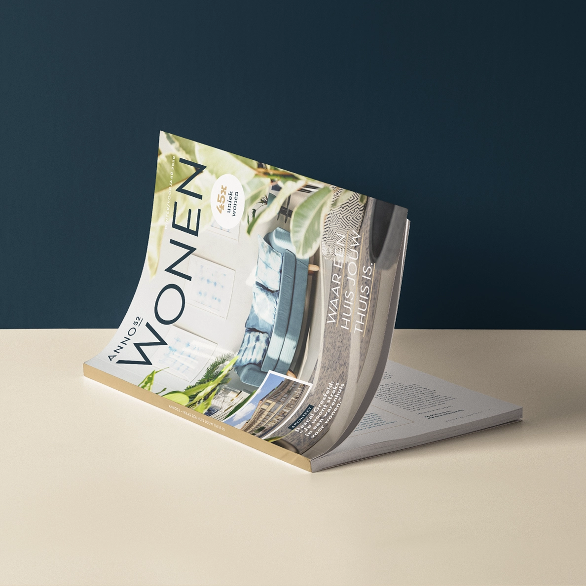 De voorkant van de A4 verkoopbrochure van ANNO52, met een ontwerp dat lijkt op een stijlvol magazine, met aantrekkelijk interieurbeeld en stijlvolle typografie.