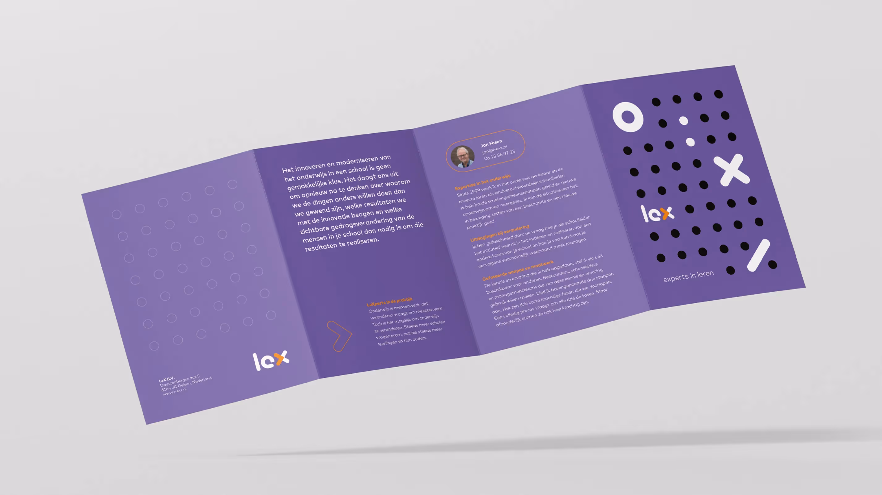 LeX kan zich op locatie presenteren met verschillende communicatiedragers waaronder een handzame folder.