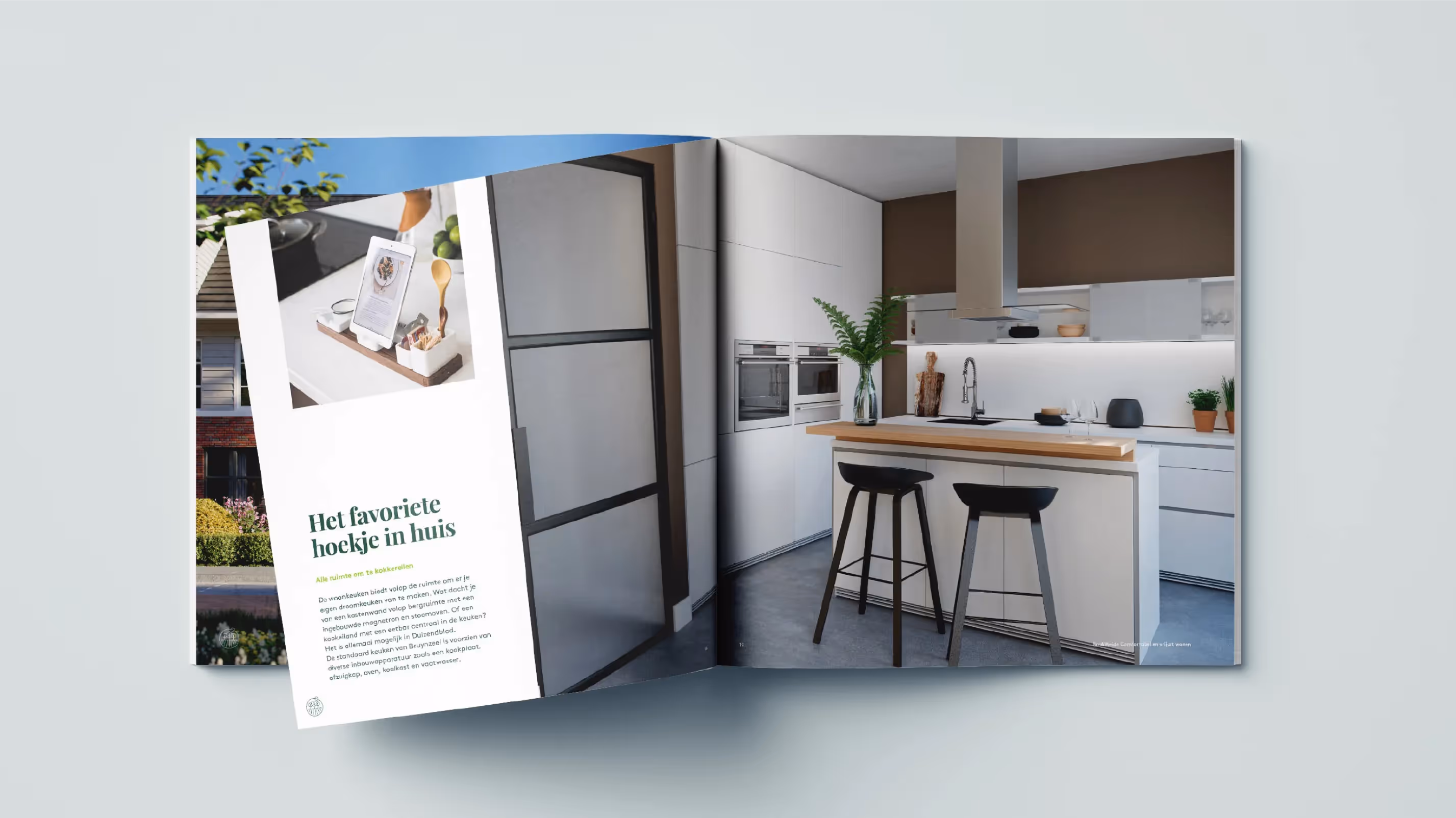 In de openliggende brochure worden de kenmerken en opties van de keuken uitgelegd, ondersteund door aansprekende beelden voor de doelgroep.
