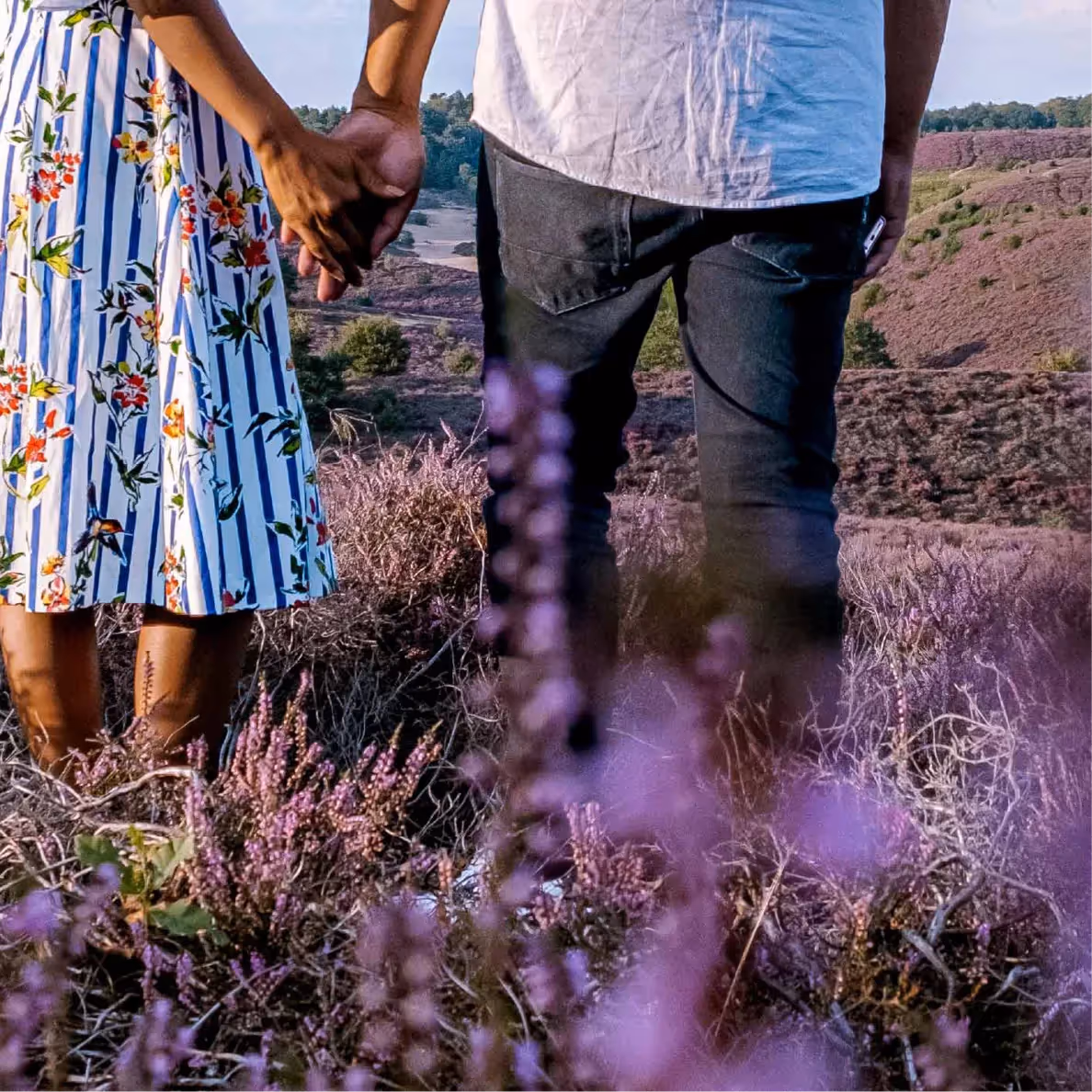 De huisstijl is verrijkt met sfeerbeelden die toekomstige waardevolle momenten van bewoners aanspreken.