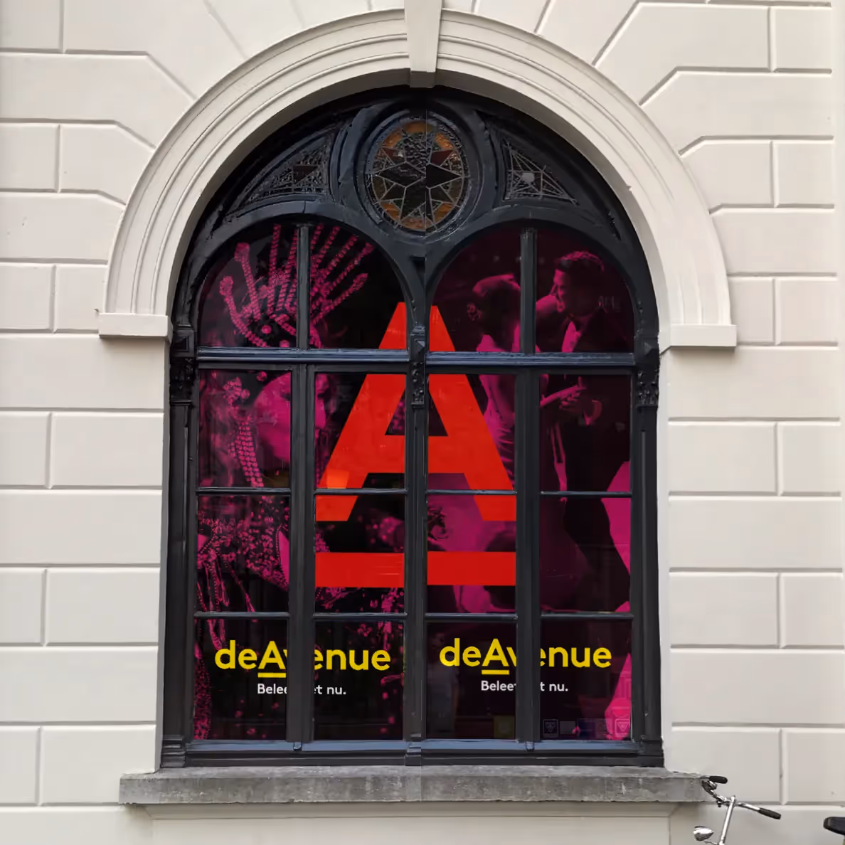 Een foto van de passende raambestickering van het klassieke pand in Breda waar deAvenue is gevestigd.