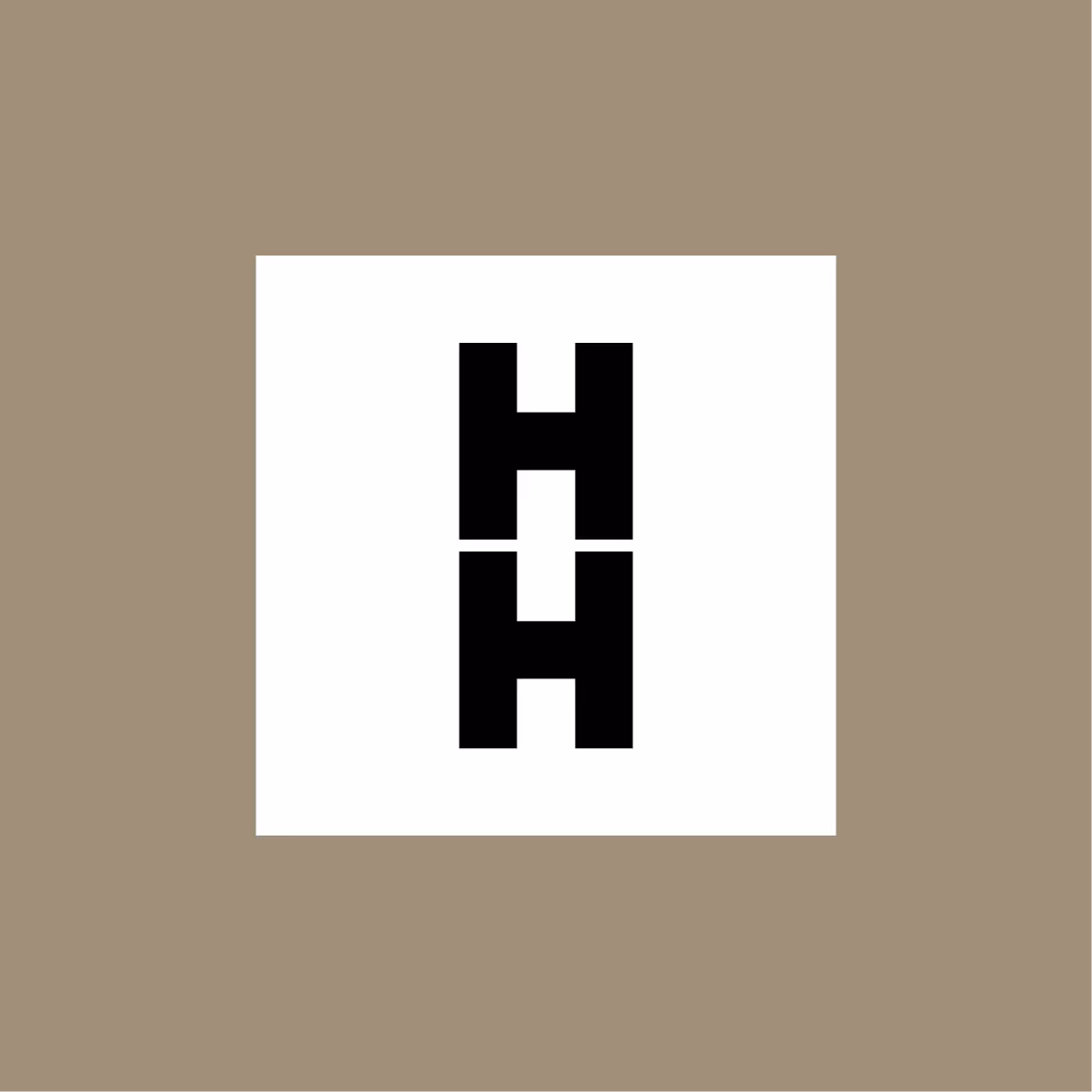 Het strakke logo van Van der Horst Hairstylers kenmerkt zich door gestapelde H's in een stevig font.