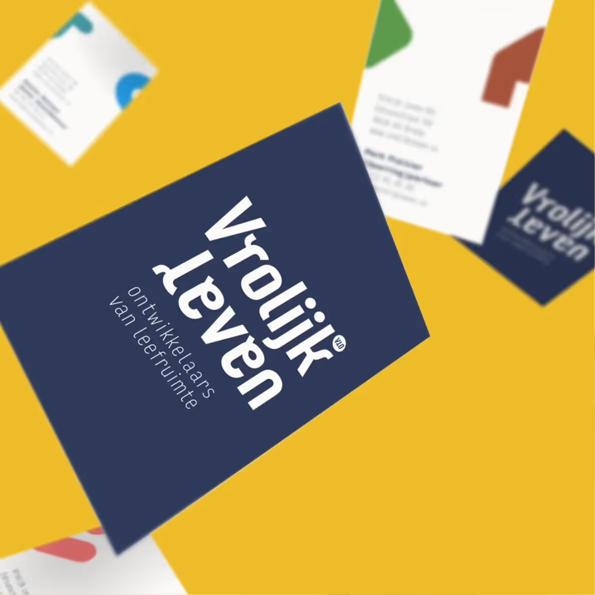 Een vallend visitekaartje met het logo van Vrolijk Leven op de voorkant en de contactgegevens op de achterkant.