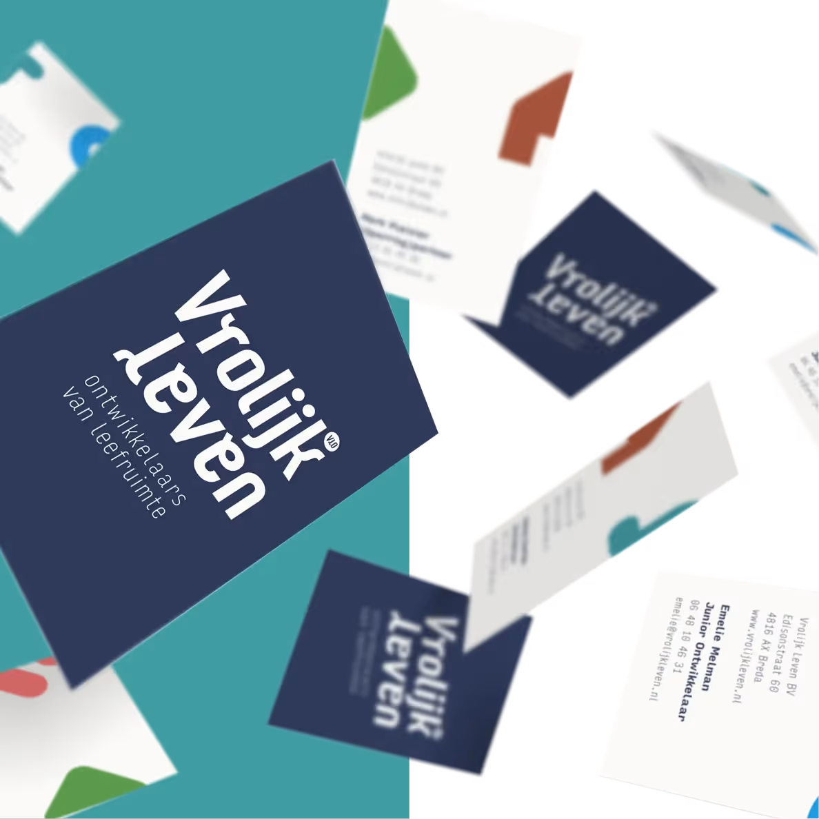 Een vallend visitekaartje met het logo van Vrolijk Leven op de voorkant en de contactgegevens op de achterkant.