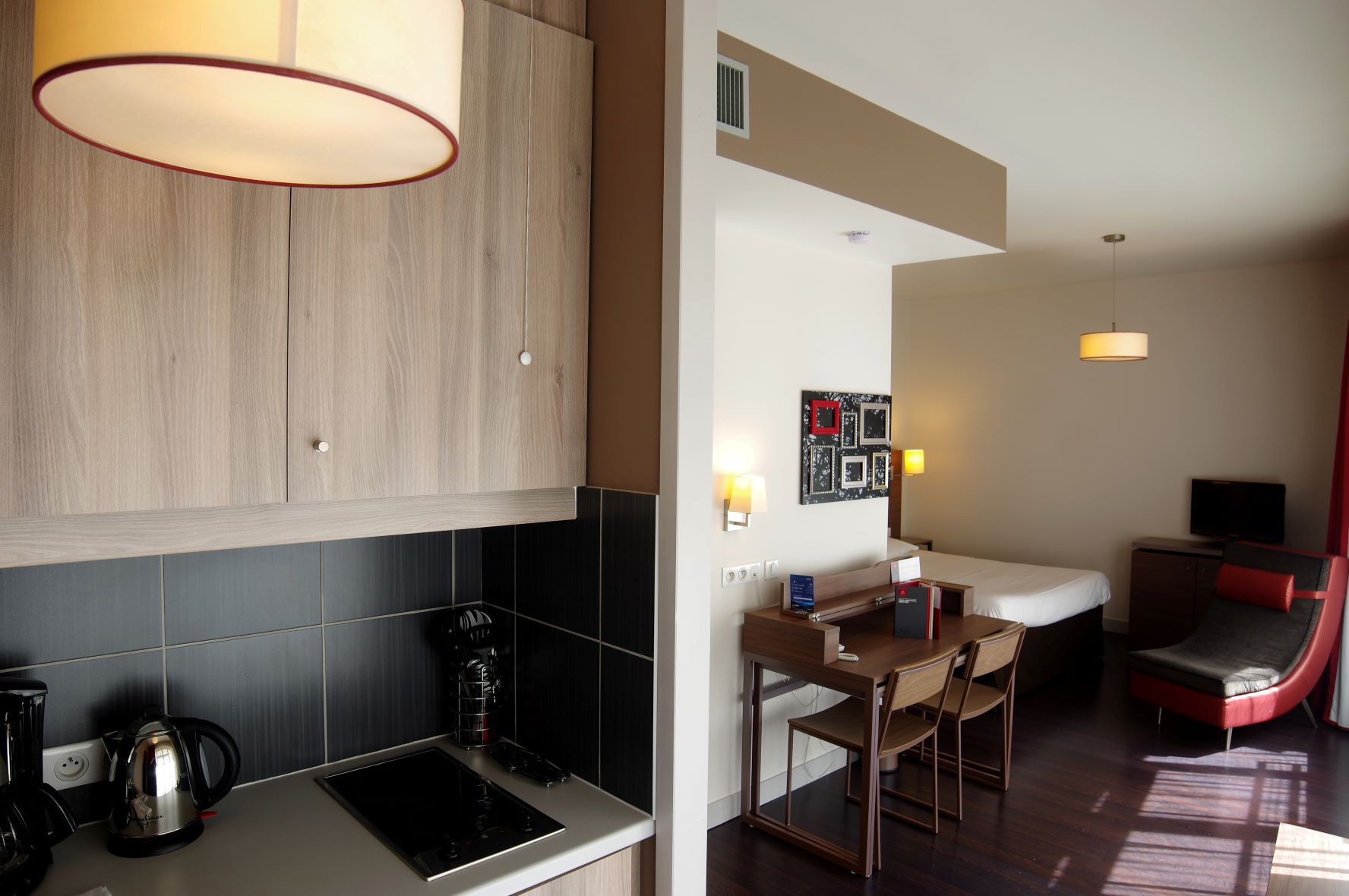 Coin cuisine et bureau Le City Lofthotel 3 étoiles Saint-Etienne