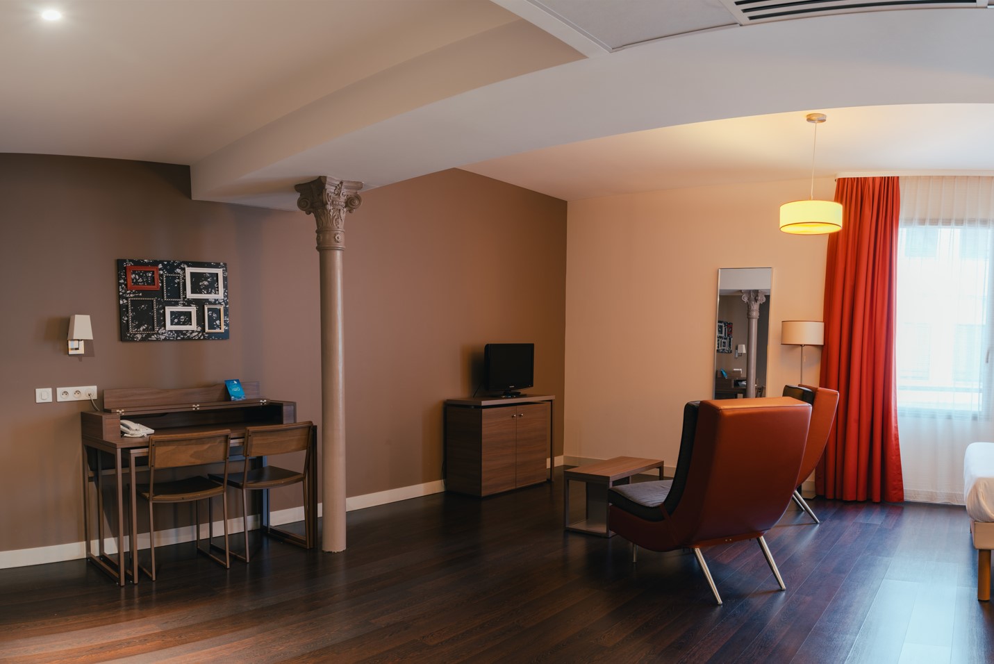 Salon chambre et coin bureau Le City Lofthotel 3 étoiles Saint-Etienne