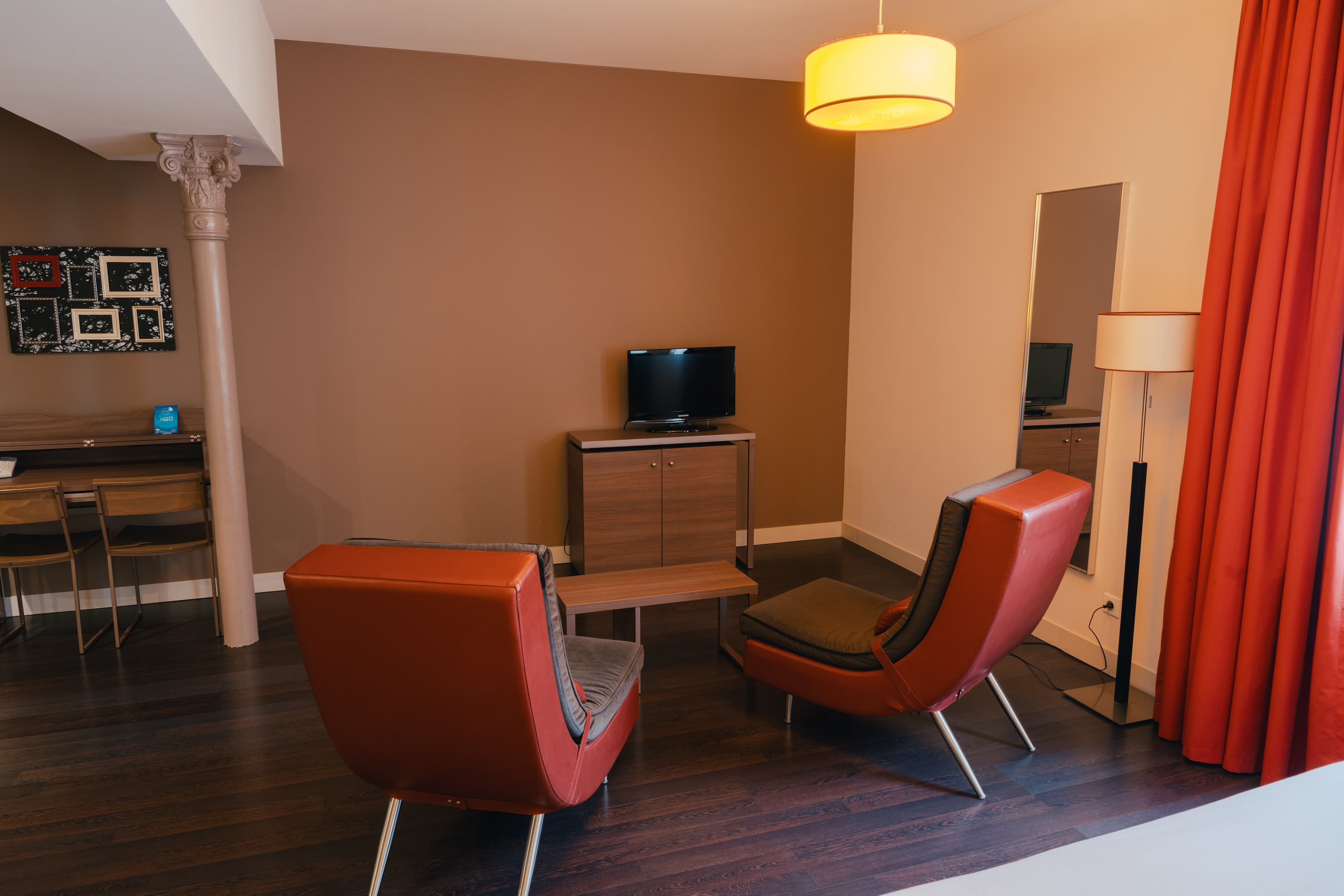 Espace salon et télé Le City Lofthotel 3 étoiles Saint-Etienne
