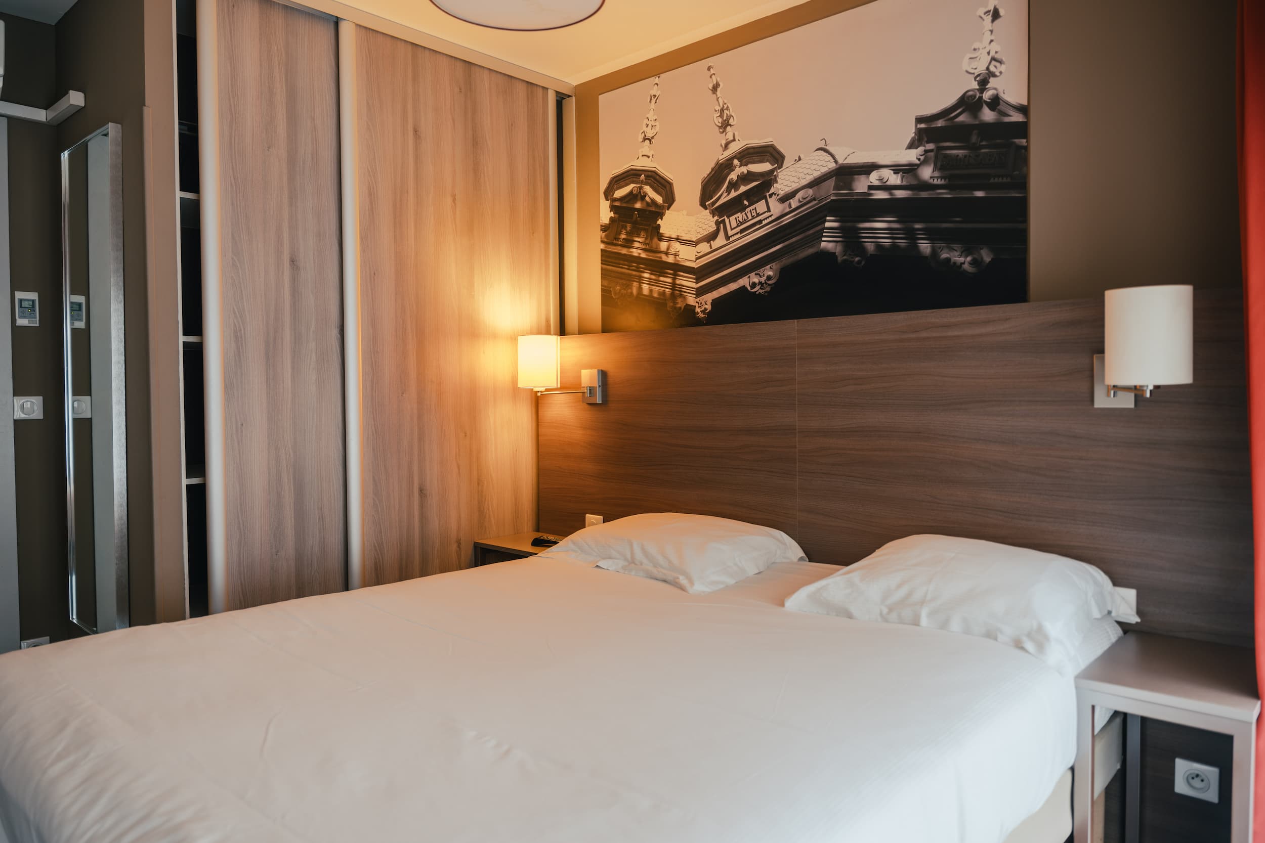 Tête de lit chambre Le City Lofthotel 3 étoiles Saint-Etienne