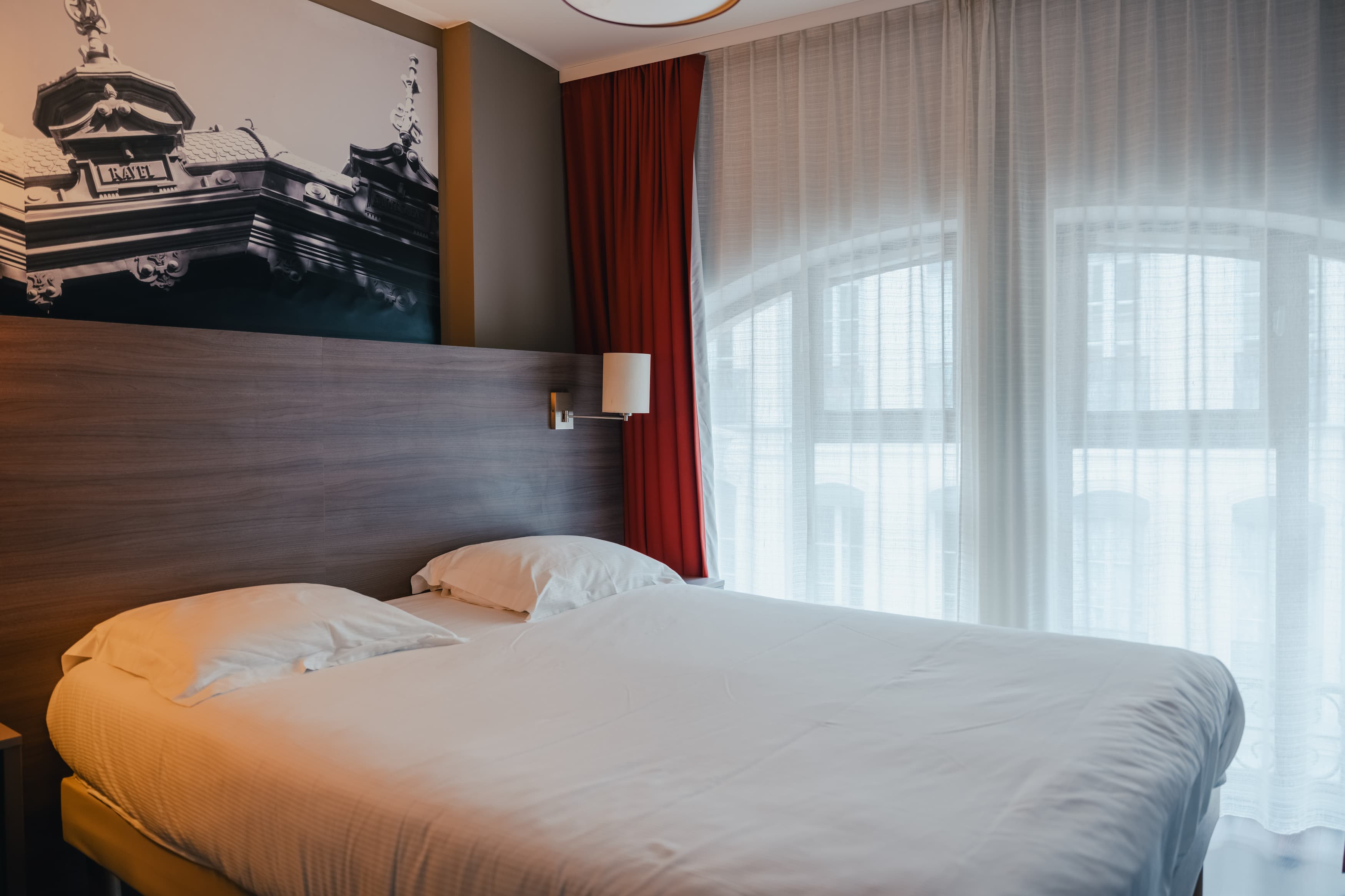 Lit avec vue fenêtre Le City Lofthotel 3 étoiles Saint-Etienne