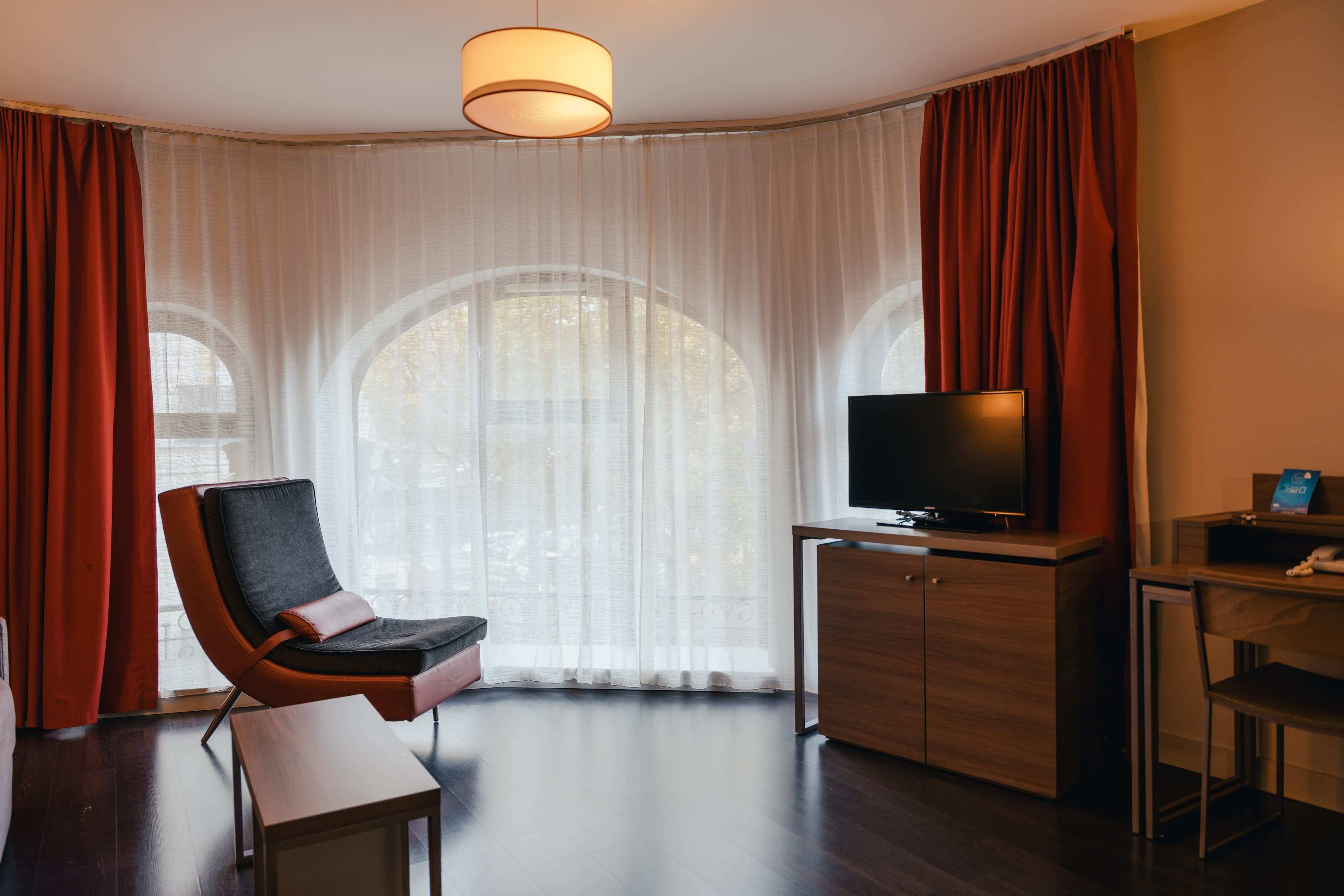 Salon et télé grand espace Le City Lofthotel 3 étoiles Saint-Etienne