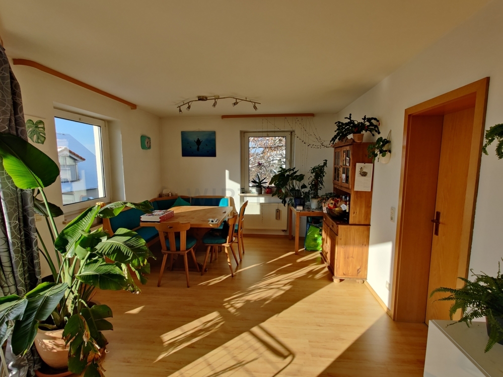 Essbereich im Wohnzimmer mit Zugang zur Küche