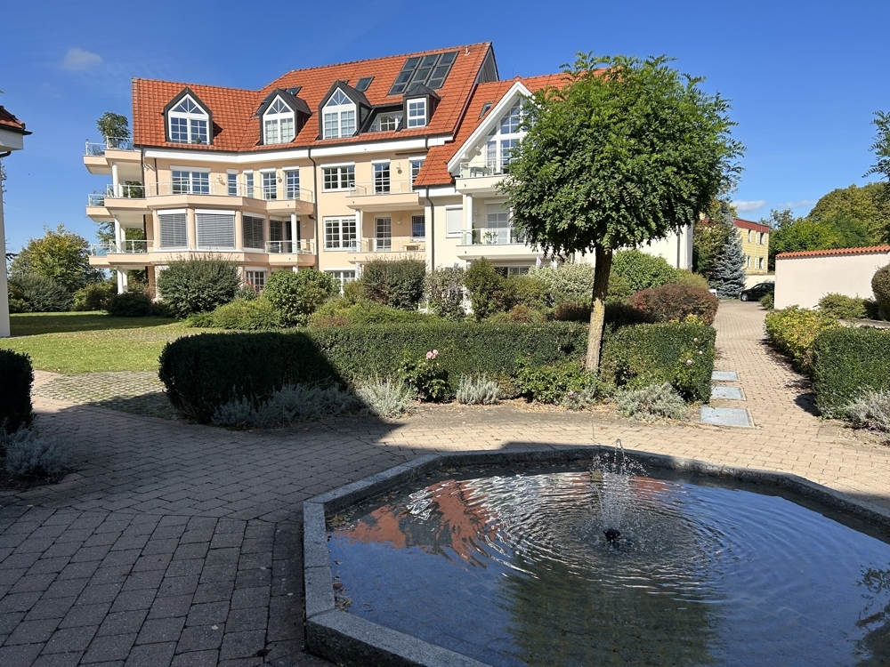 Innenhof der Wohnanlage mit Brunnen