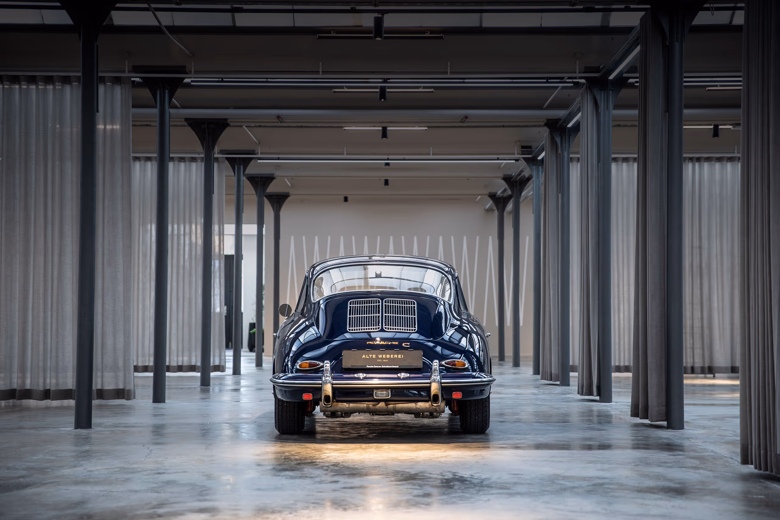 Ein Porsche steht in der Alten Weberei