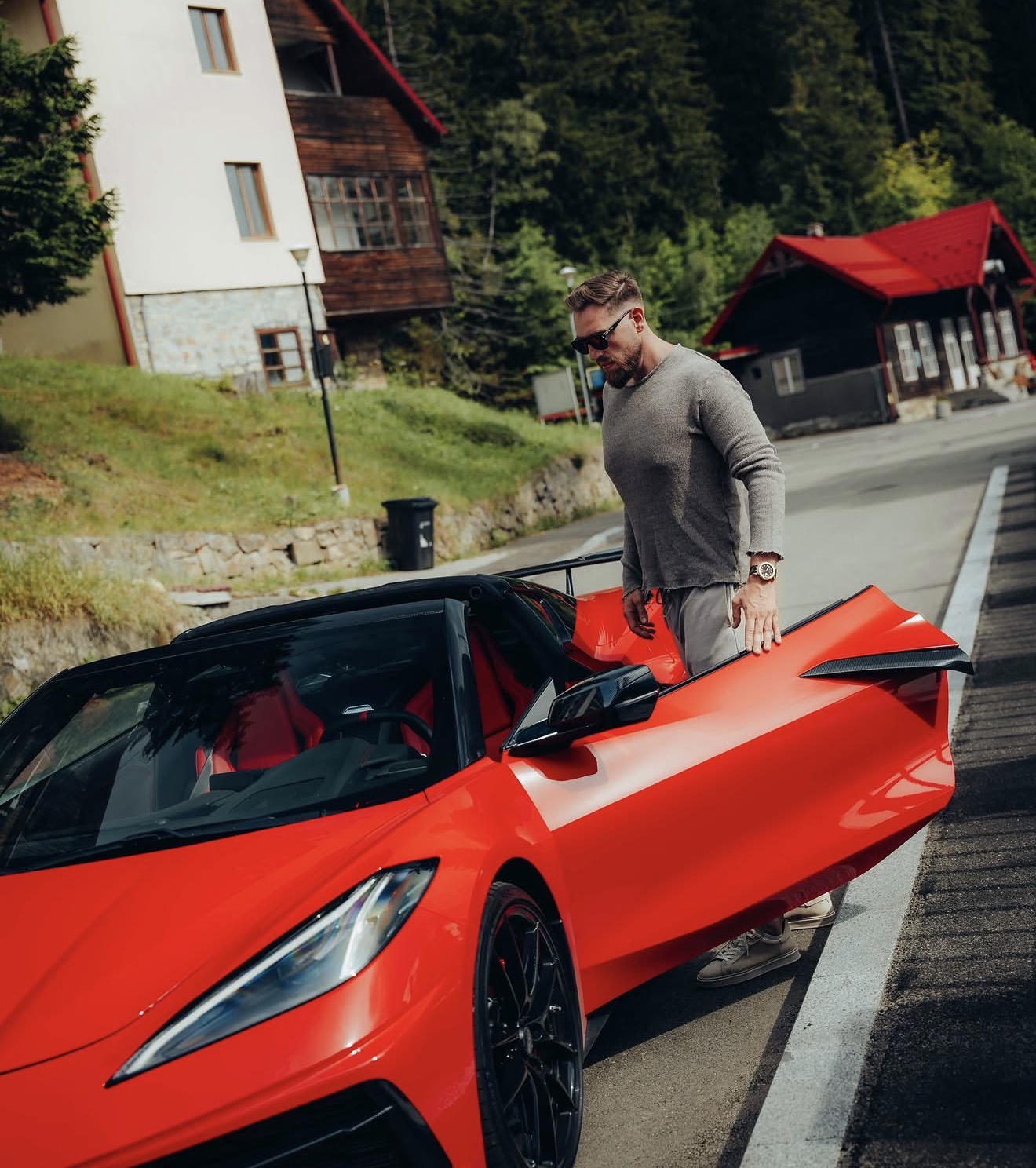Sorin Cristea alături de Corvette-ul său