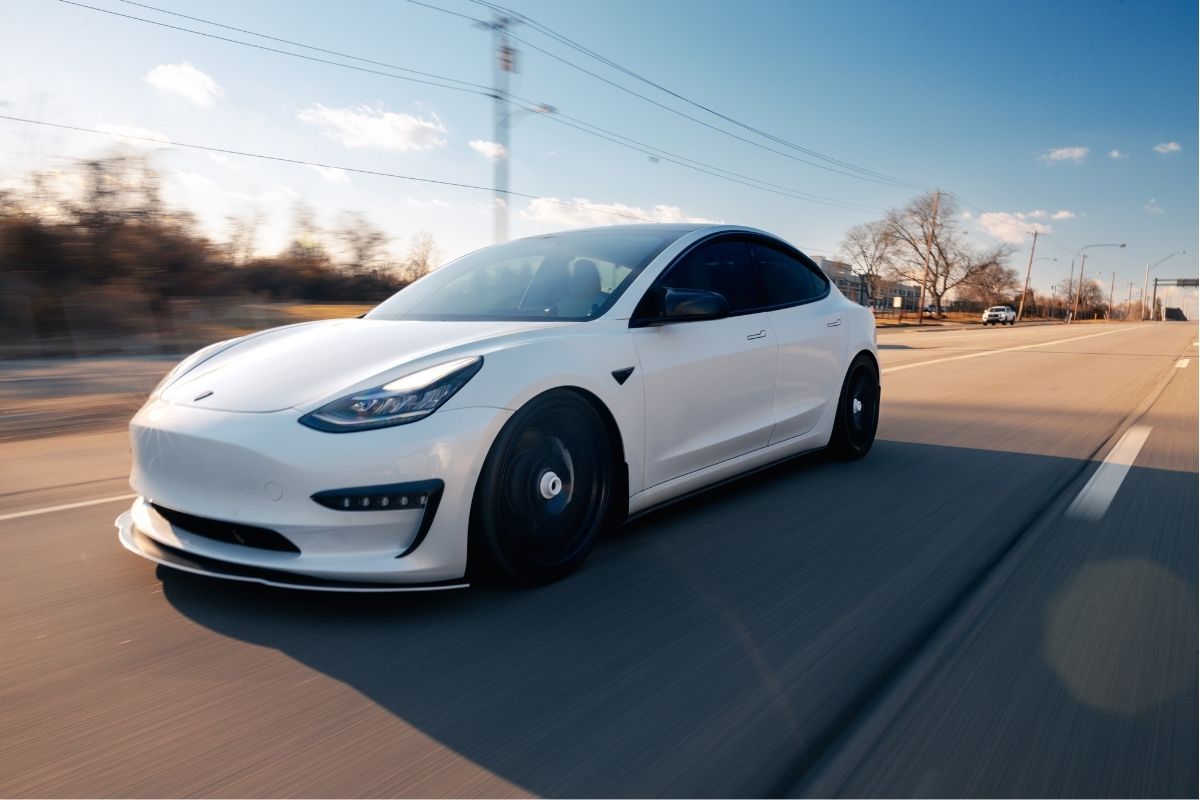 saham-tesla