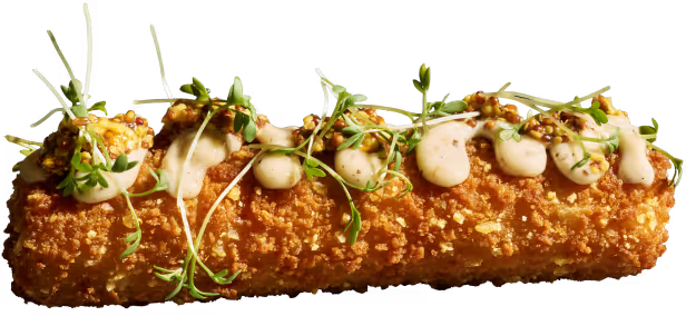 Knapperige gefrituurde snack met een romige saus en verse microgroenten.