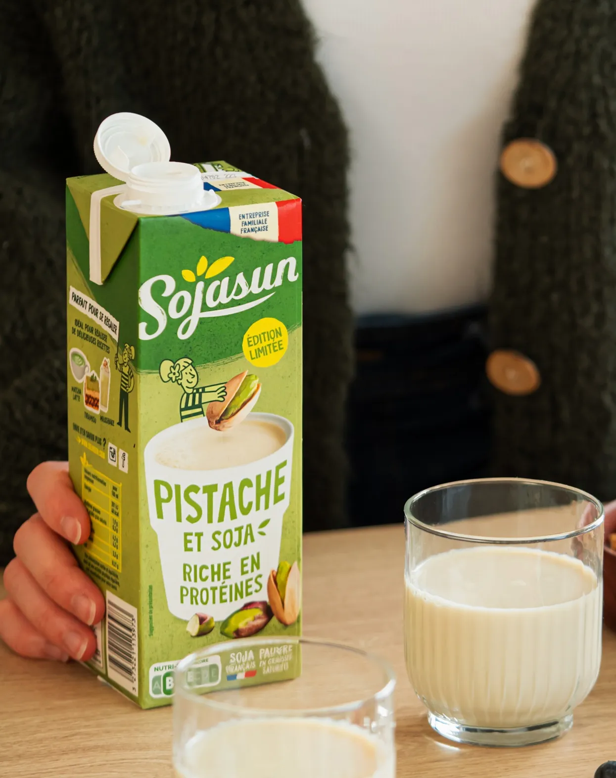 Pack Boisson Pistache Sojasun ouverte avec deux verres remplis à côté