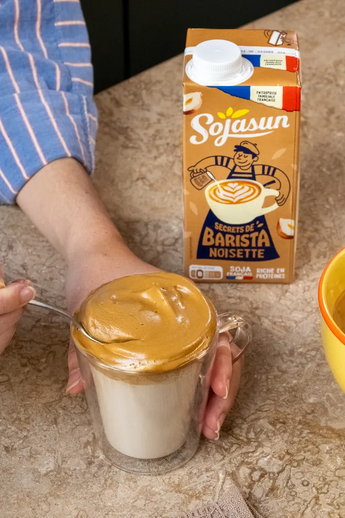 Une tasse de Dalgona café à la noisette