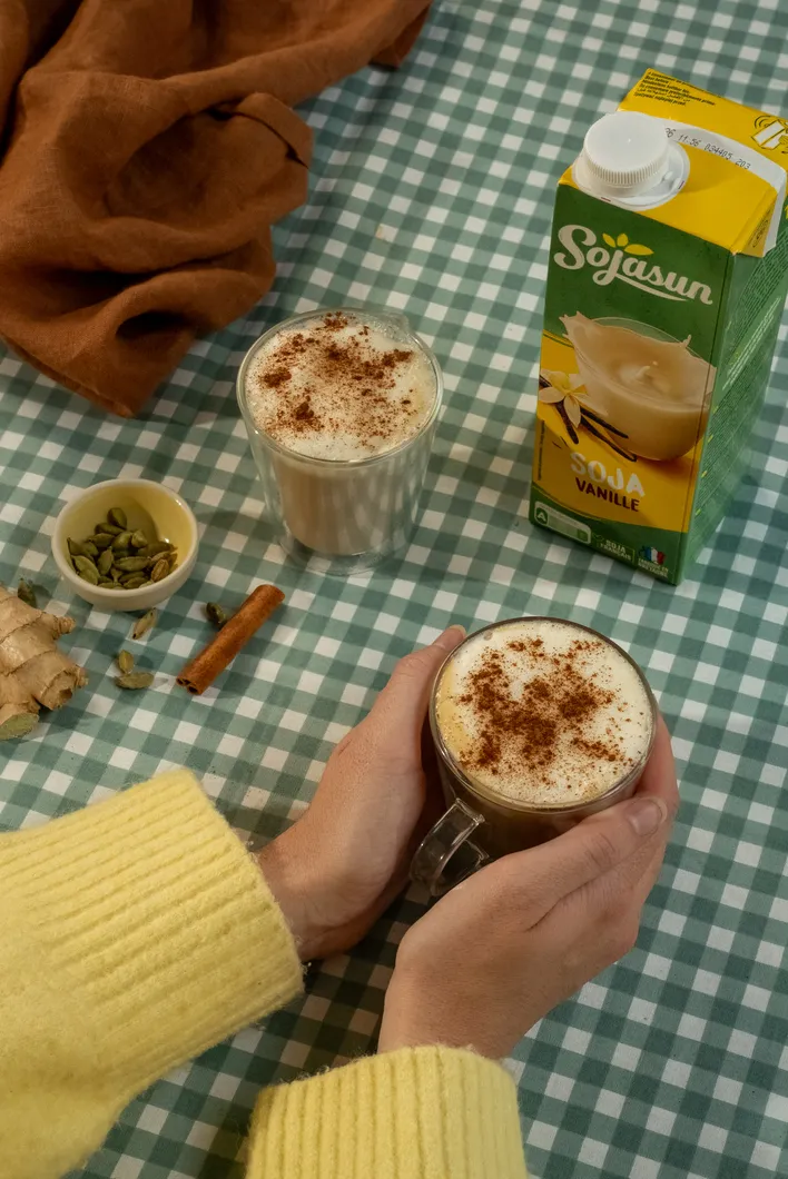 2 tasses de Chaï Latte avec la boisson Sojasun vanille