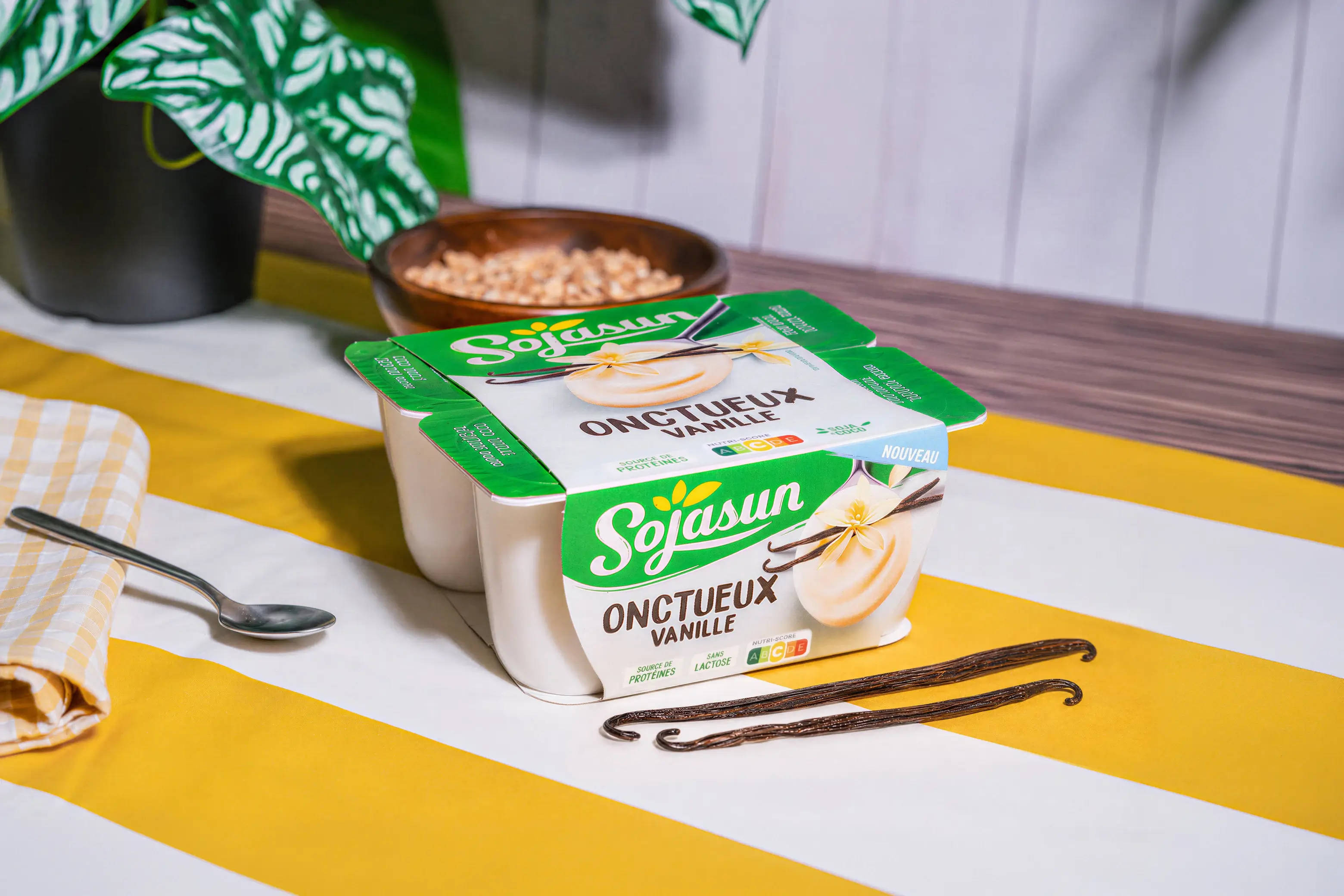 Dessert onctueux vanille sur fond fleuri