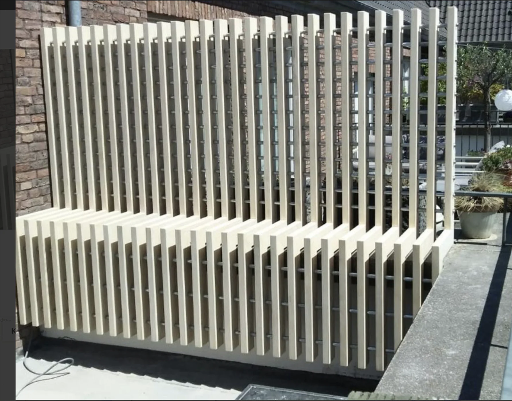Schutting met verticale lamellen op een dakterras, ontwerp A-Fenc(h)e in Maastricht