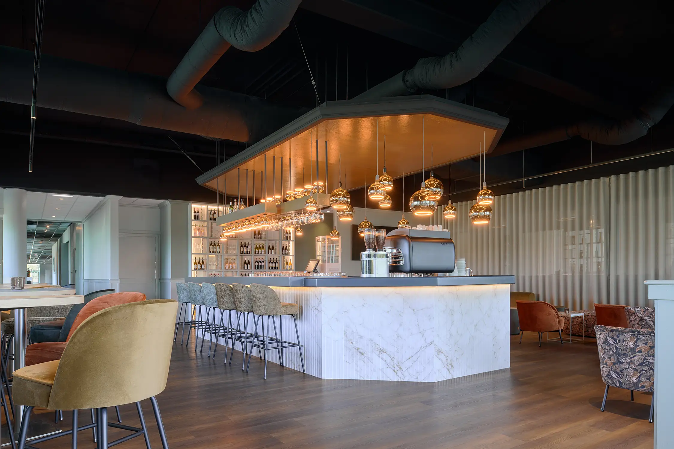 Interieur van restaurant Select Hotel Apple Park