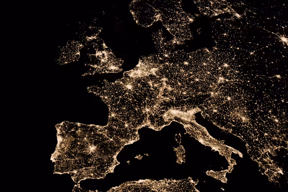 Photographie de l'Europe vue du ciel, de nuit
