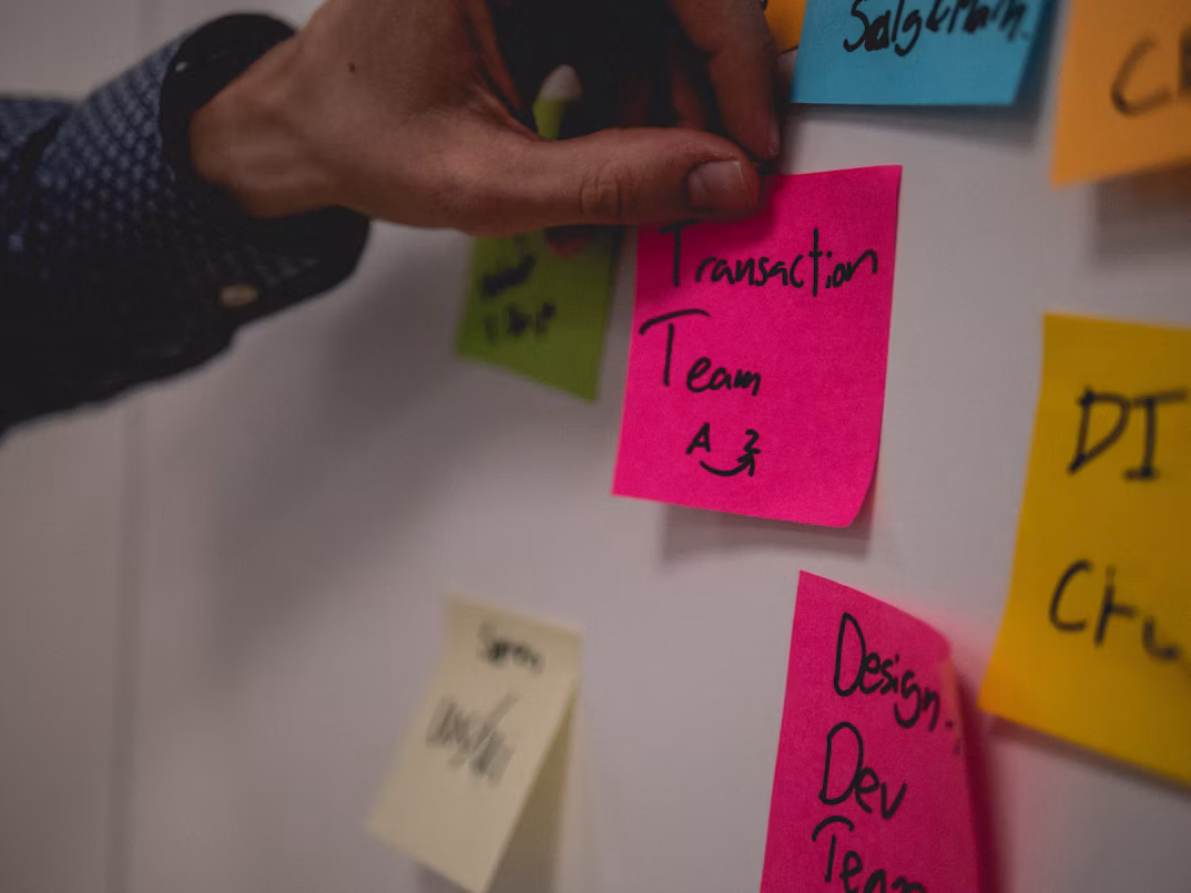 Photogaphie de post-its sur un tableau