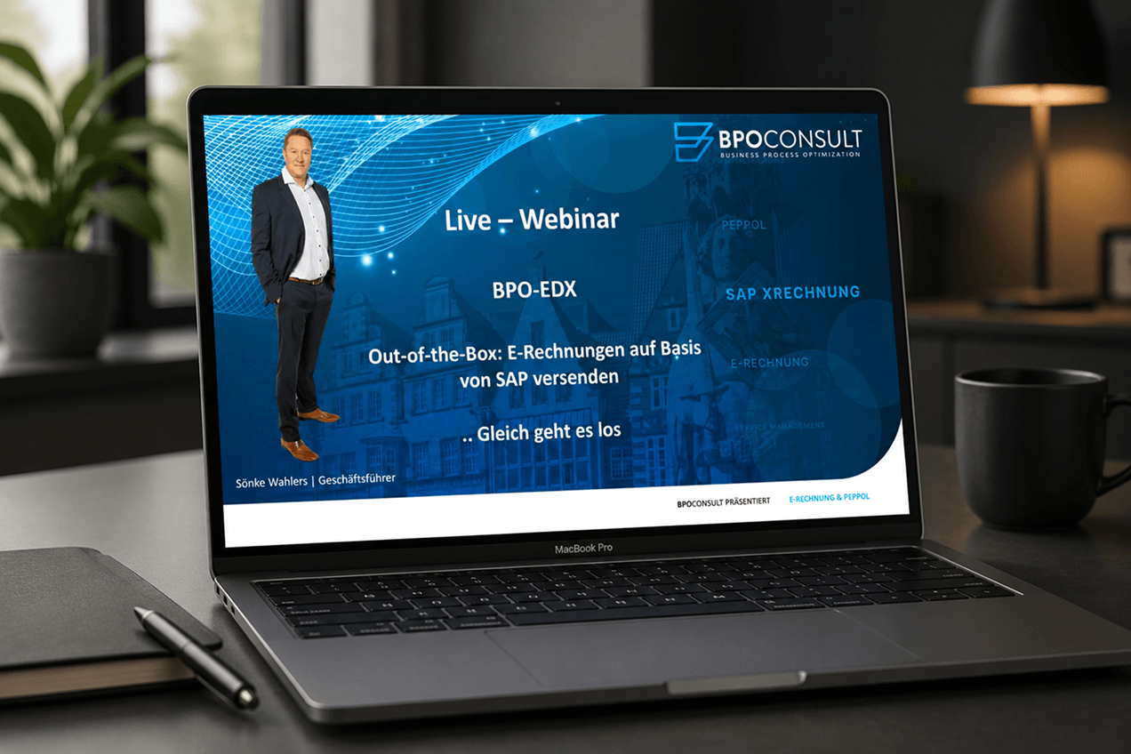 Laptop mit Webinar-Ankündigung: BPO-EDX über E-Rechnungen mit SAP, präsentiert von BPOCONSULT in modernem Büro.