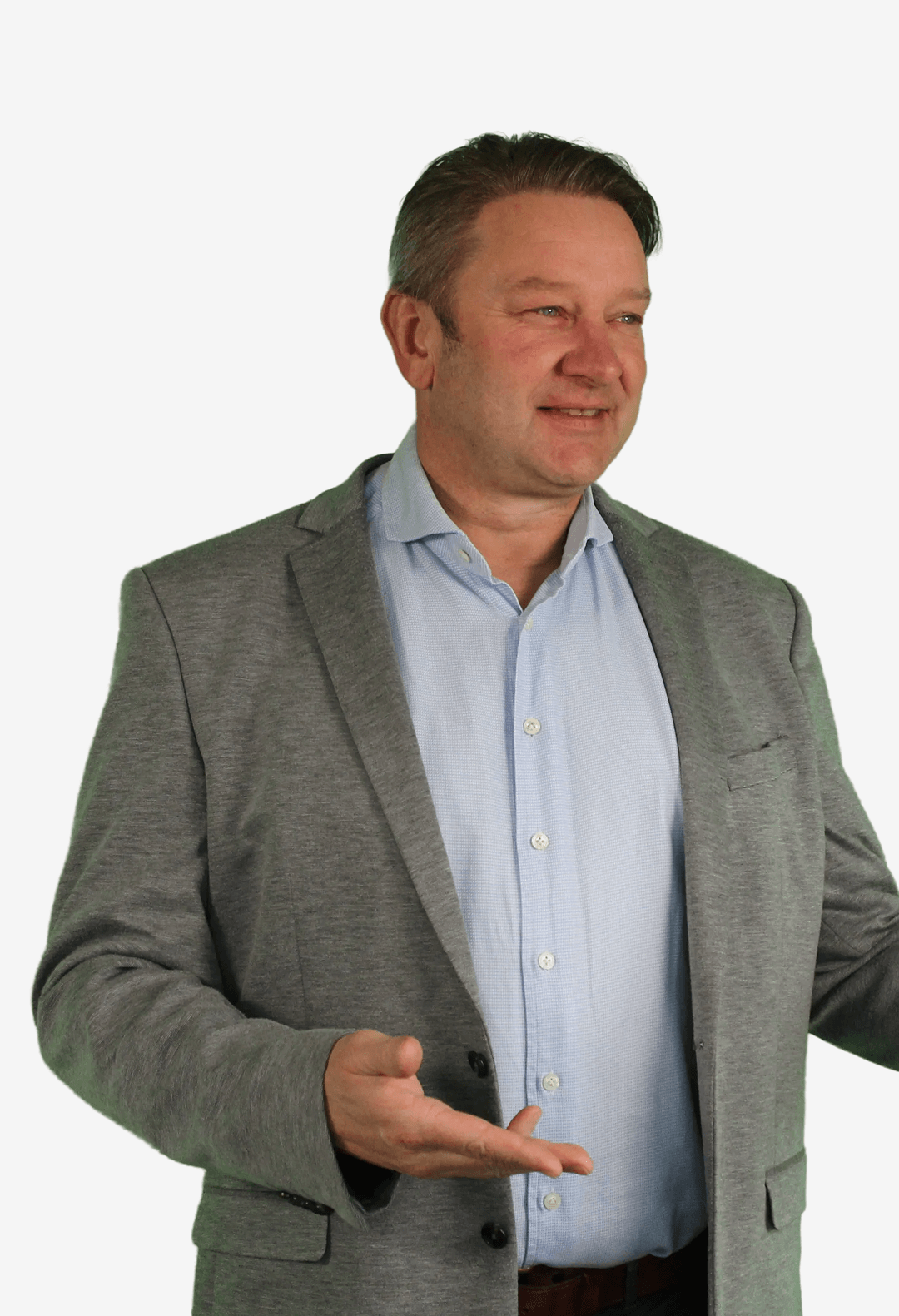 Mann in grauem Blazer und blauem Hemd gestikuliert und lächelt freundlich.