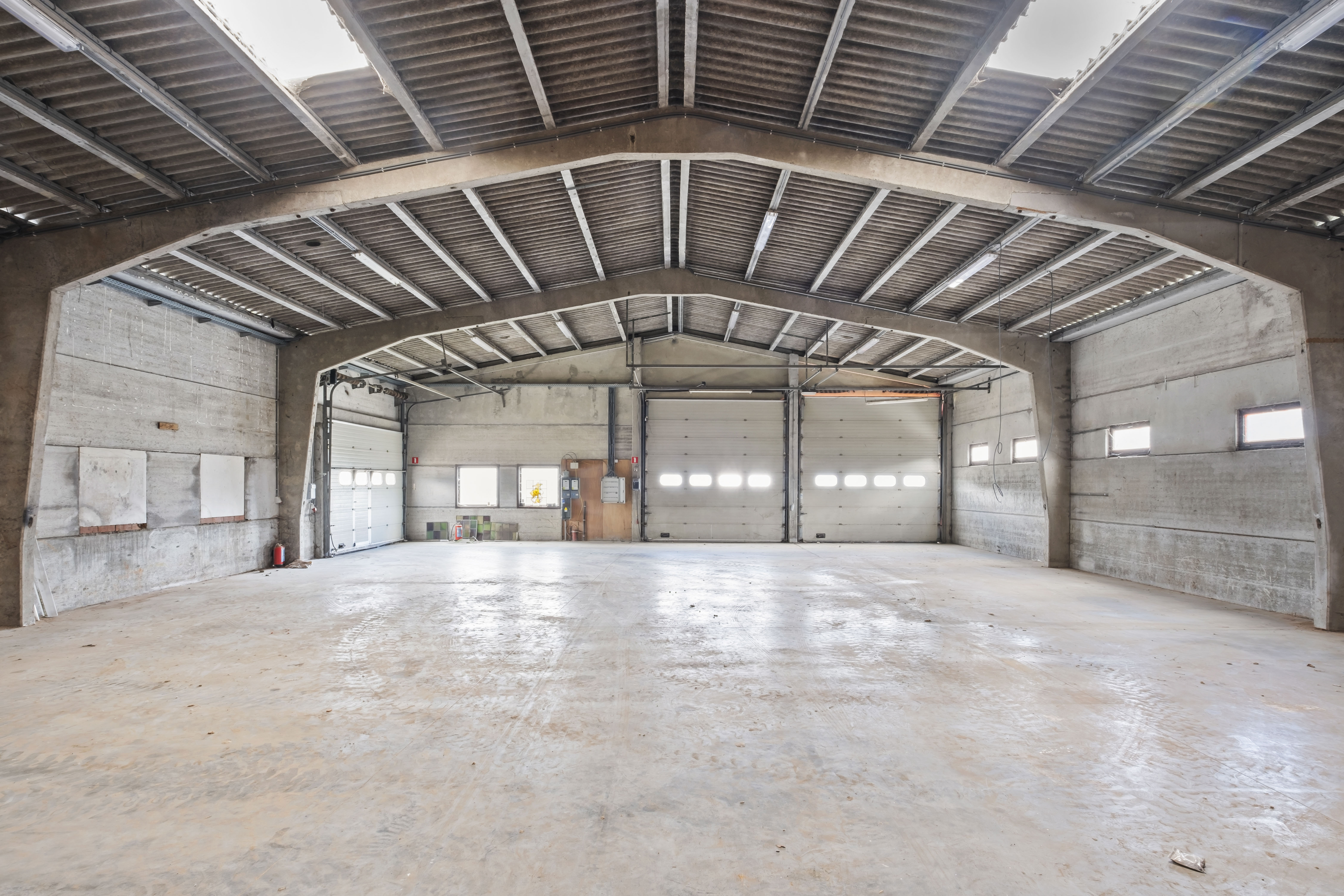Het pand biedt mooie, multifunctionele magazijnruimte op een toplocatie.