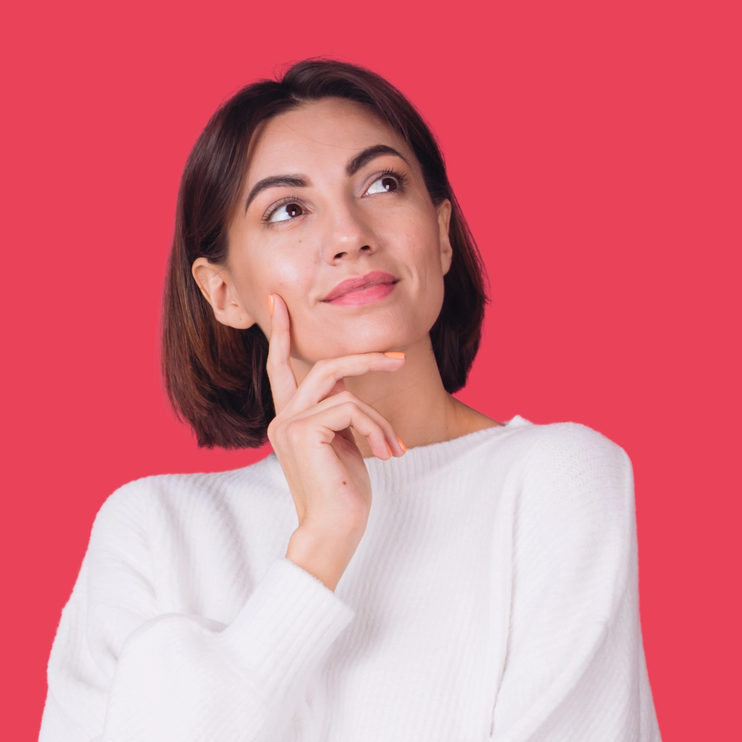 Femme brune en réflexion, main sur le menton, illustrant les bienfaits et contre-indications de l'Art Thérapie et de l'Hypnose