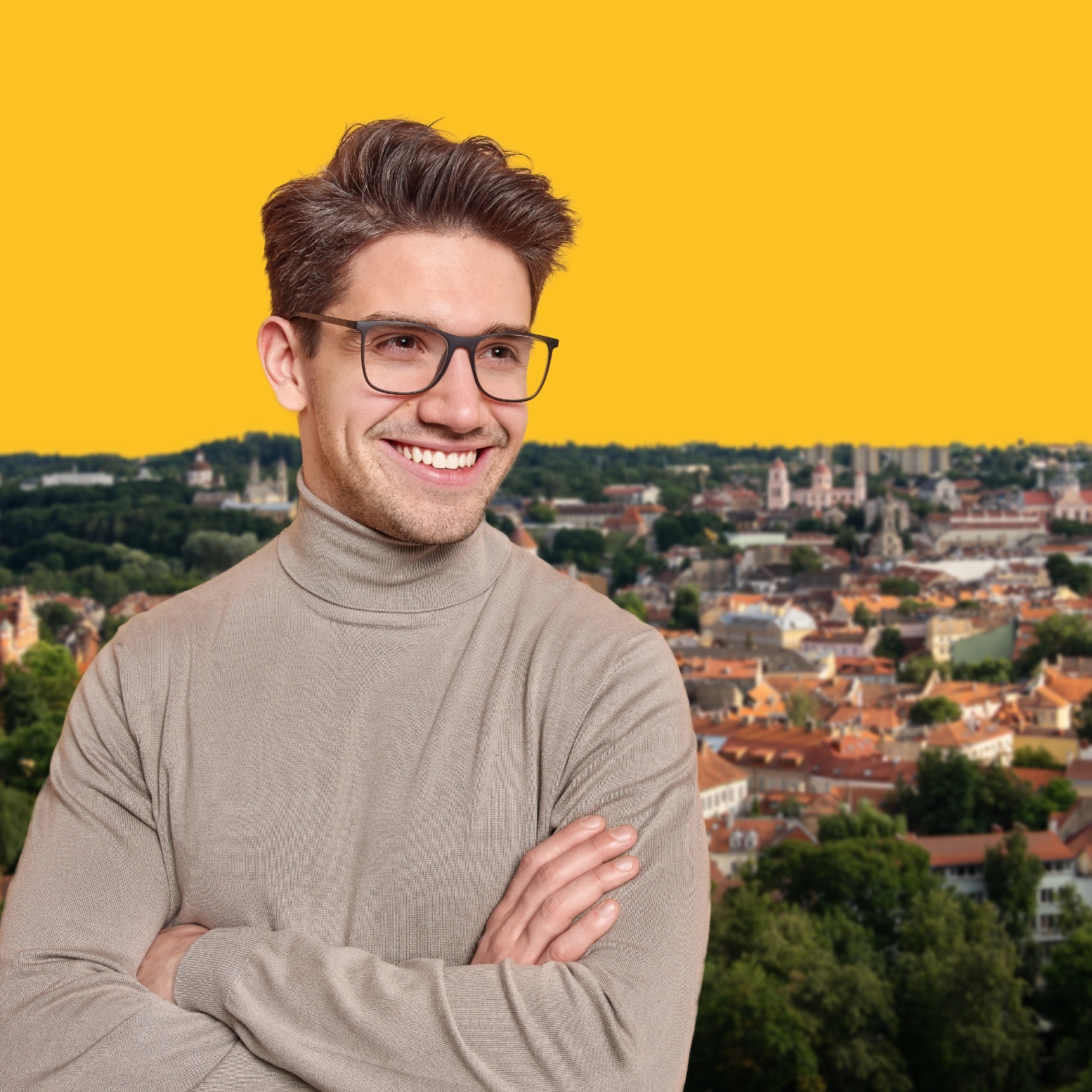 Homme à lunettes et barbe souriant, bras croisés, représentant les lieux d’intervention en Art Thérapie