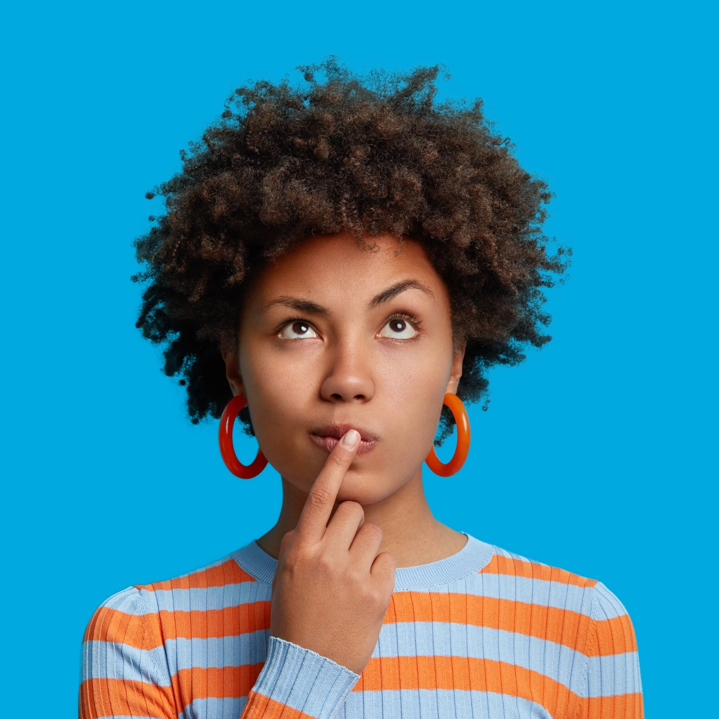 Femme réfléchissant aux indications et contre-indications de l'Art Thérapie et de l'Hypnose