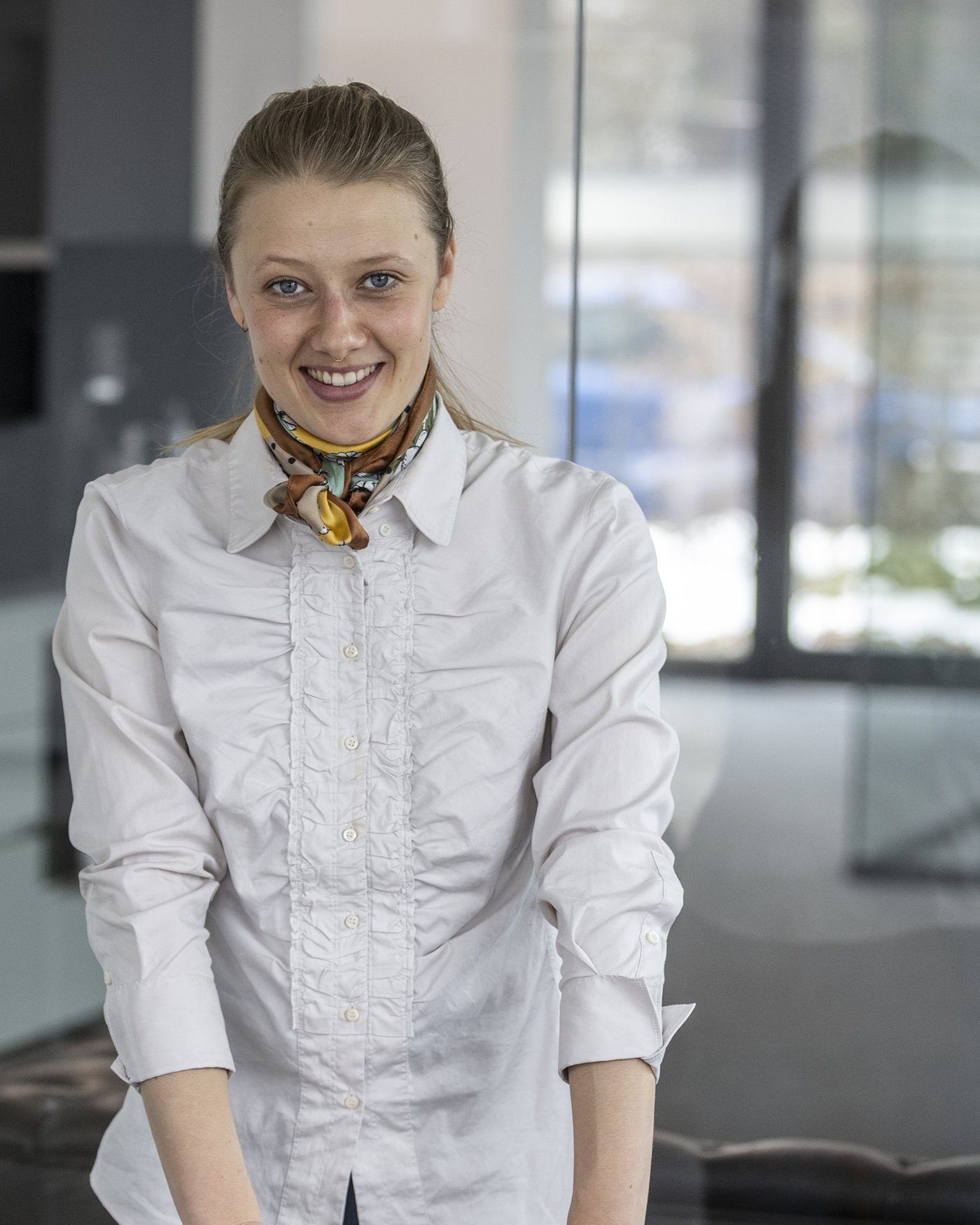 Theresa Rahm, Gründerin von Corporate Smile, lächelnd im Büro
