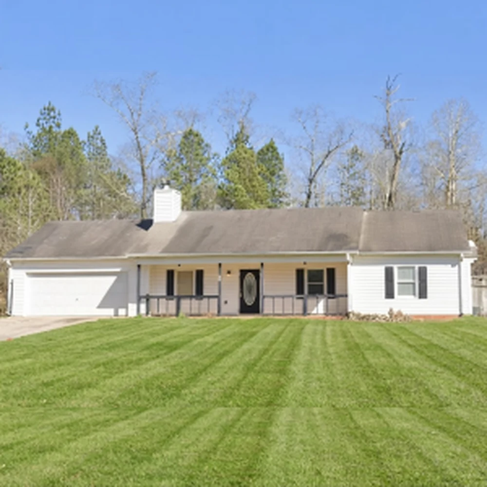 Exterior view of 565 Mountainview Dr single-family home in Covington, Georgia
