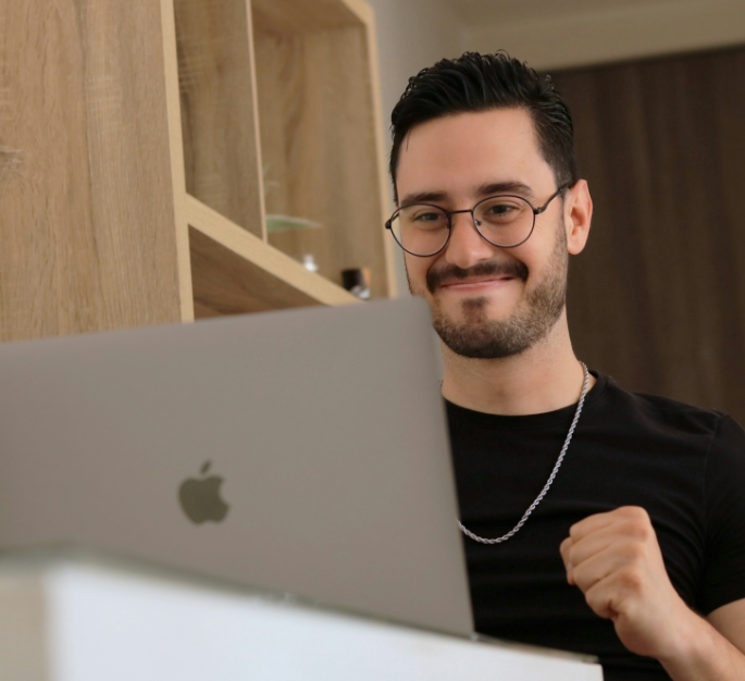 Jeune entrepreneur heureux