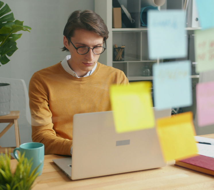 Homme entrepreneur travaillant en home office