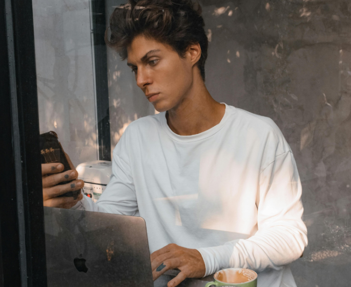 jeune entrepreneur sur son smartphone