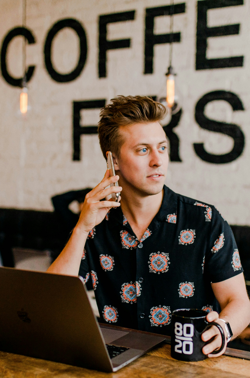 Jeune homme entrepreneur au téléphone