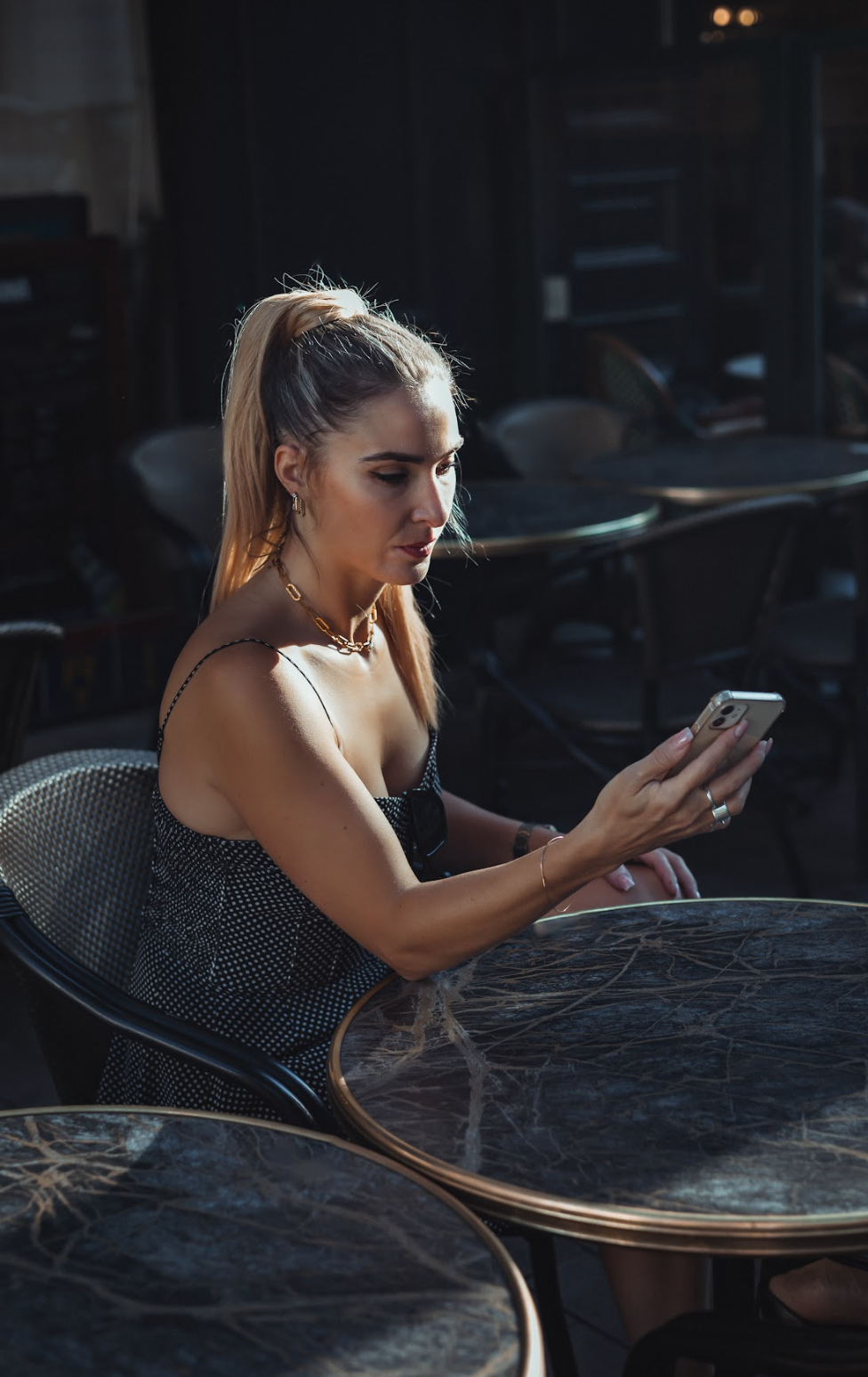 Marine Le Niger terrasse d'un café