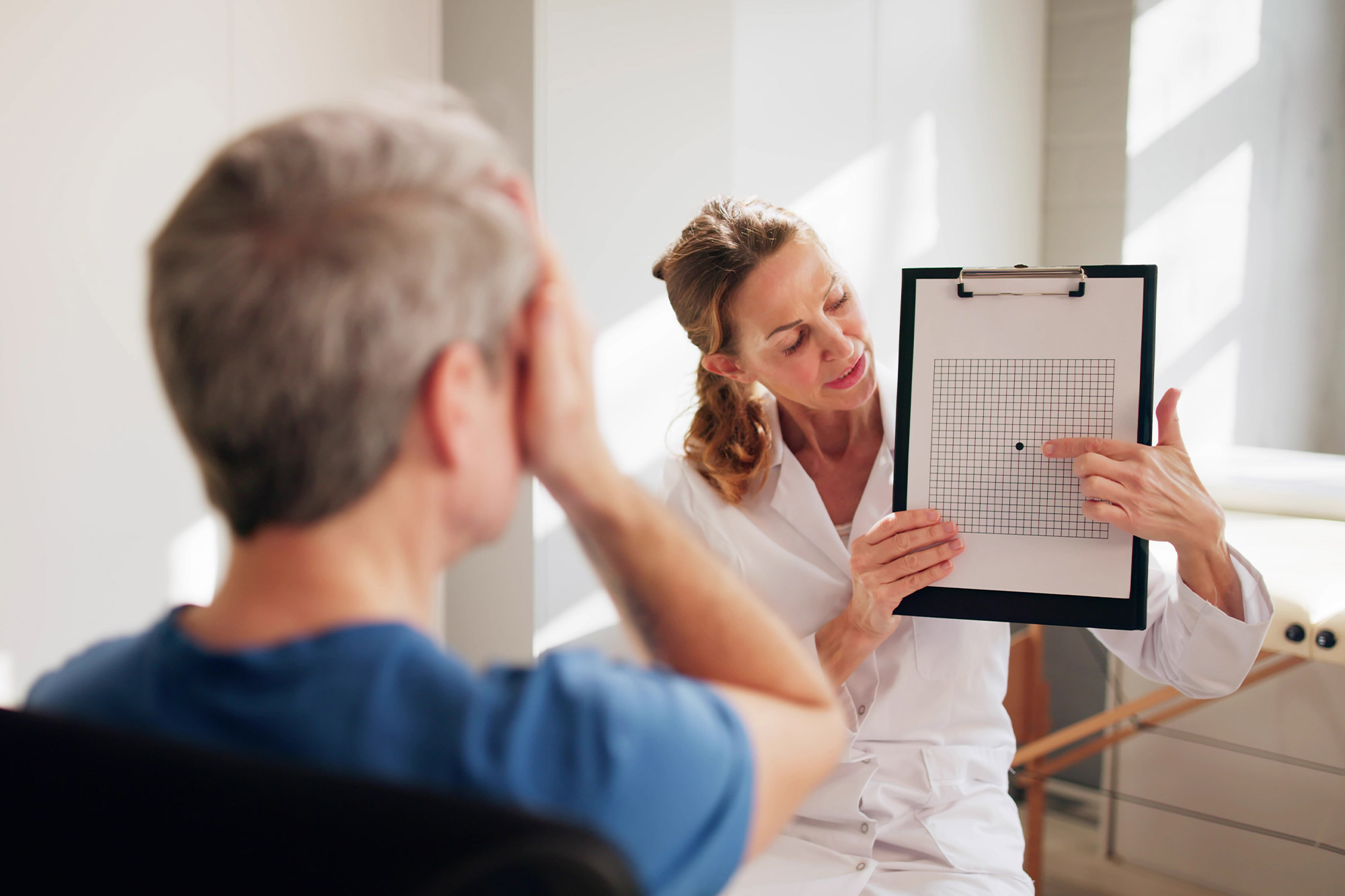 Age-Related Macular Degeneration (AMD): Early Signs and What to Do